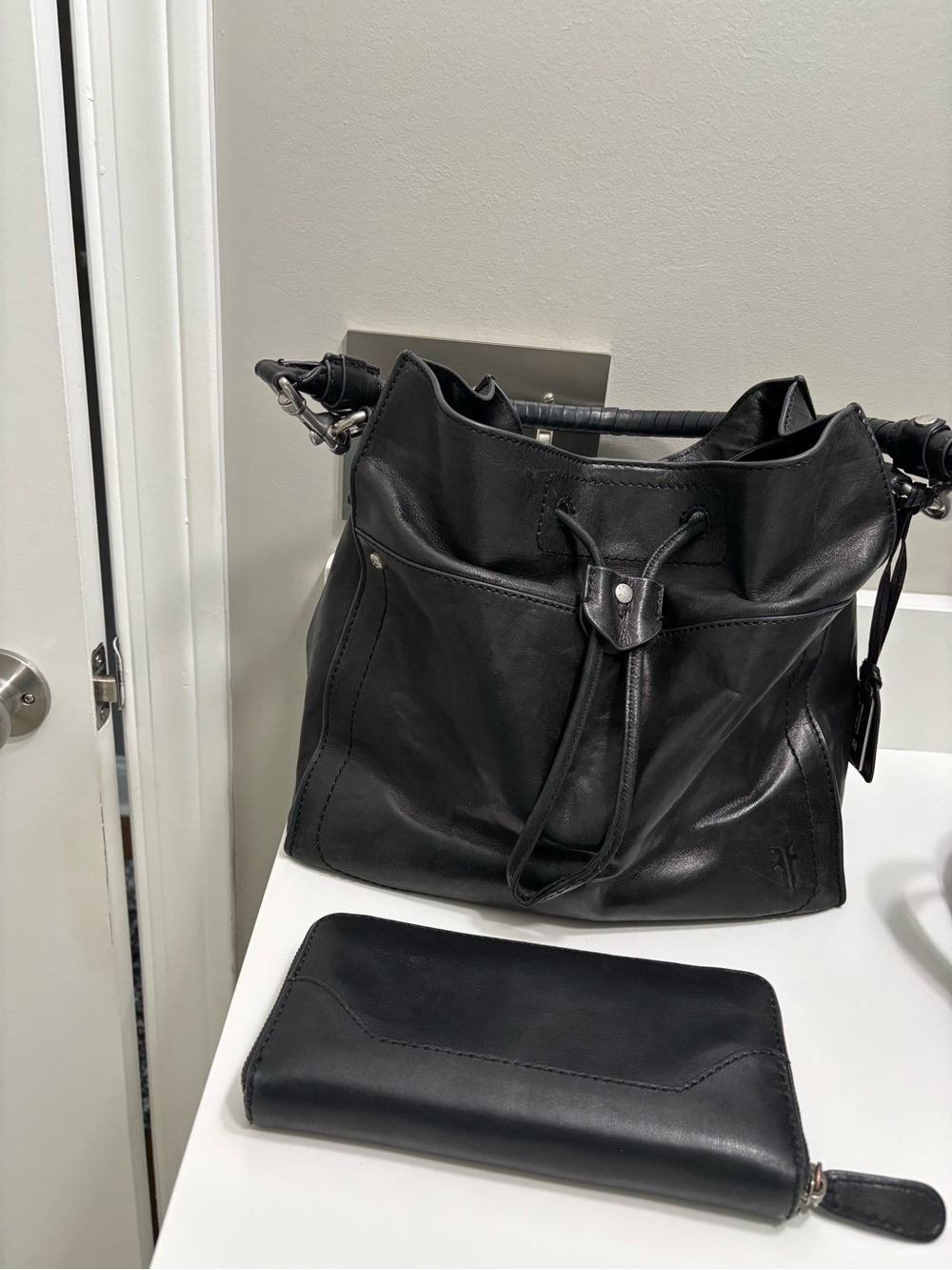 Frye Demi Hobo Shoulder Bag / Tote in Black Leather and Wallet - Picture 4 of 12
